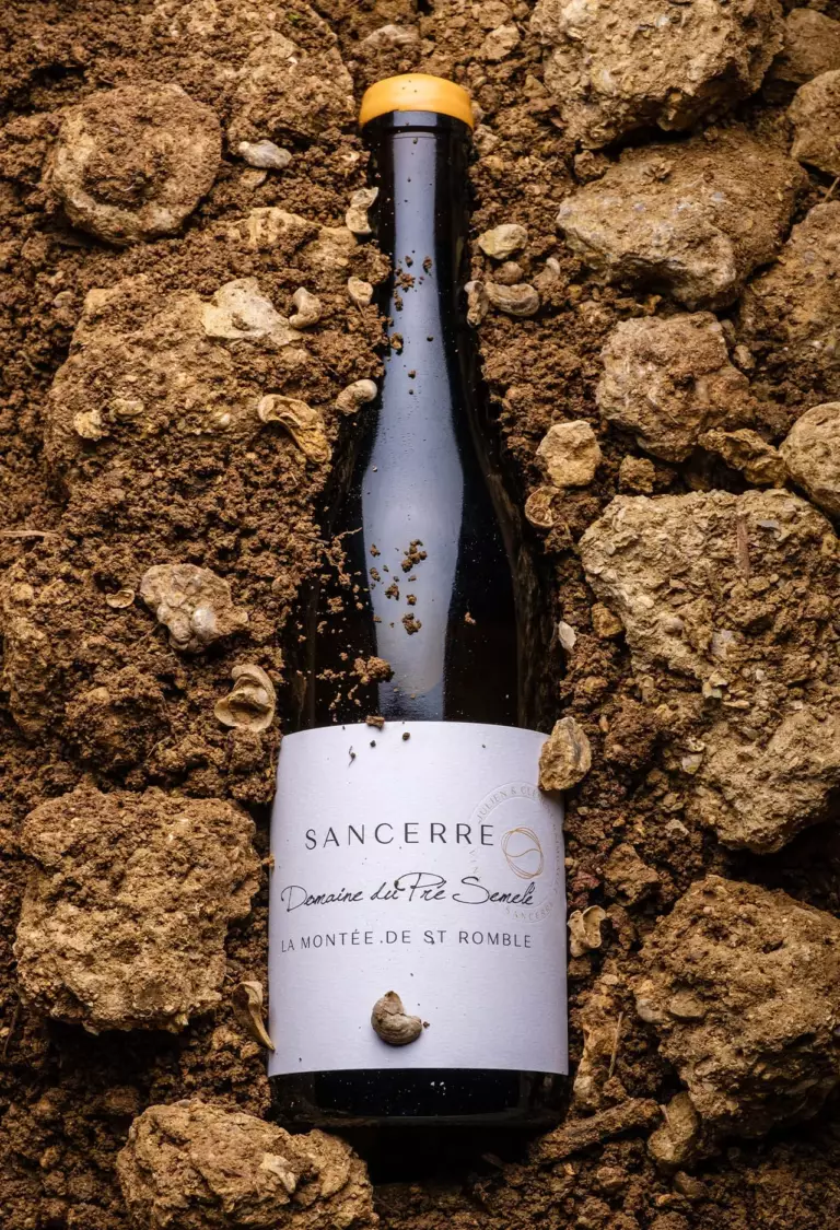 Bouteille de La Montée de Saint Romble posée sur le terroir du Domaine du Pré Semelé
