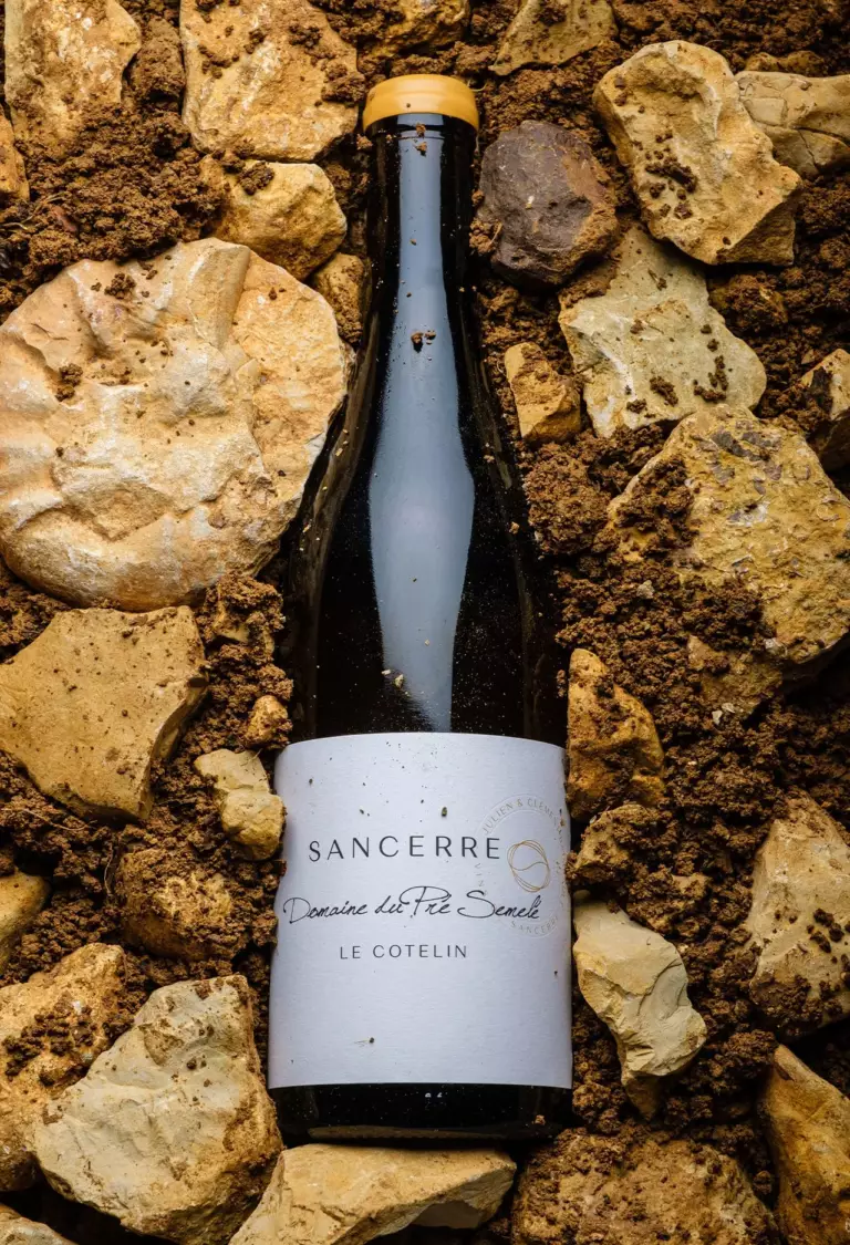 Bouteille du Cotelin posée sur le terroir du Domaine du Pré Semelé